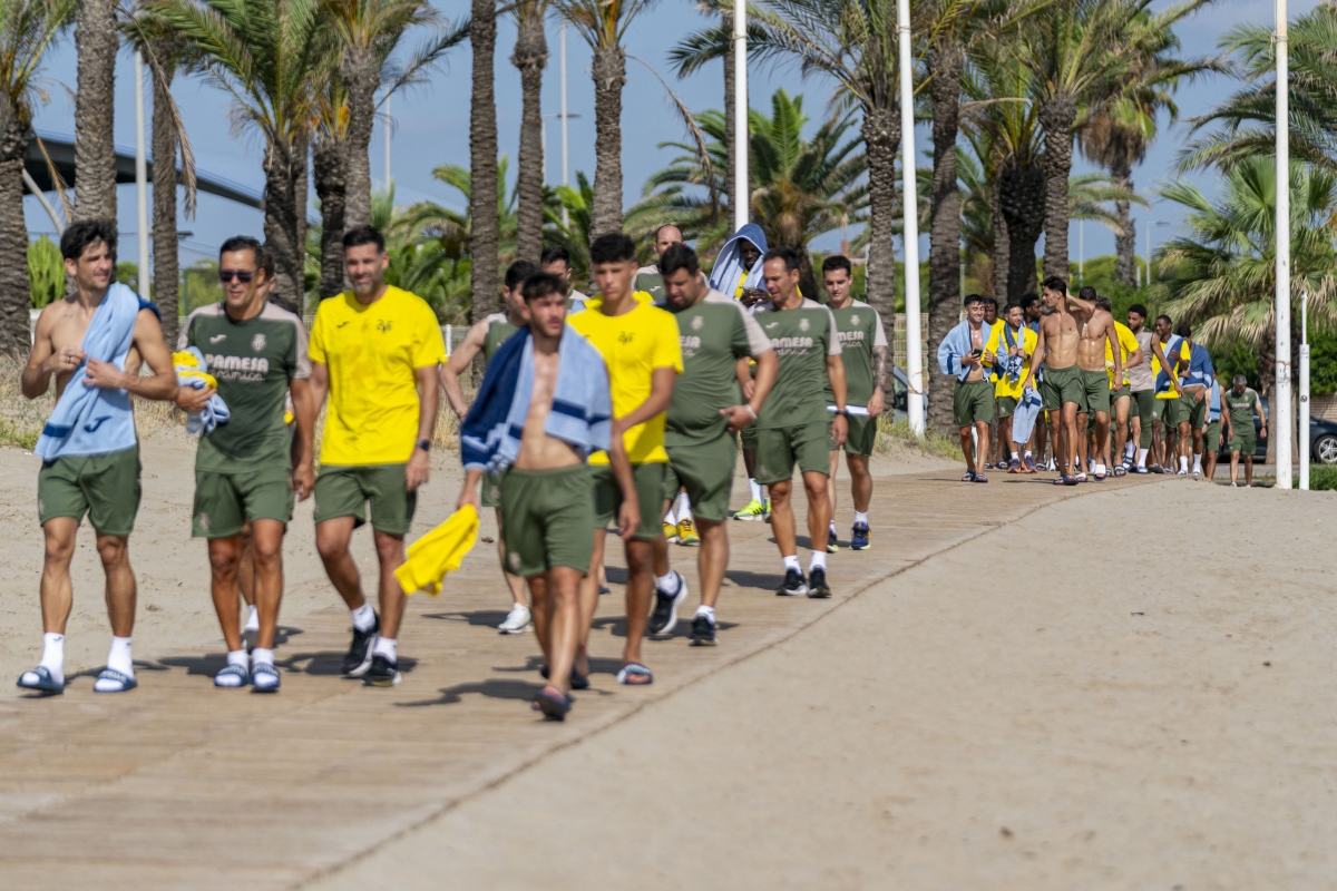 El Villarreal cambia la ciudad deportiva por El Pinar del Grau y un baño en la playa