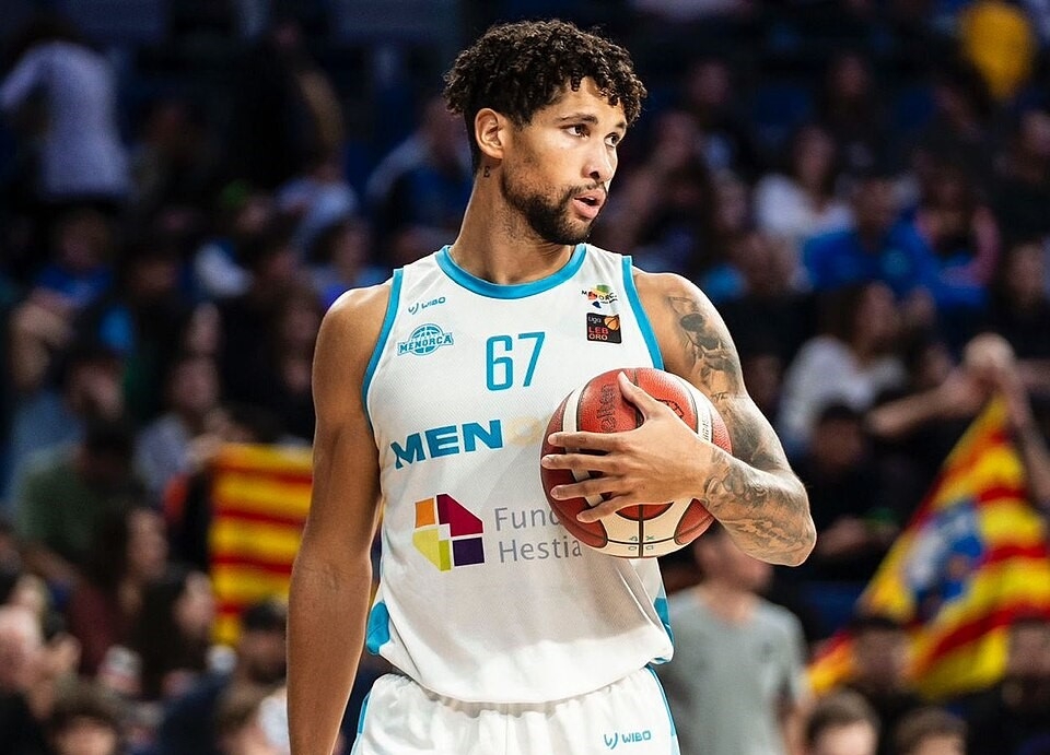 El Amics Castelló refuerza su juego exterior con la incorporación de Álex Tamayo, un alero de 1,94 metros de altura