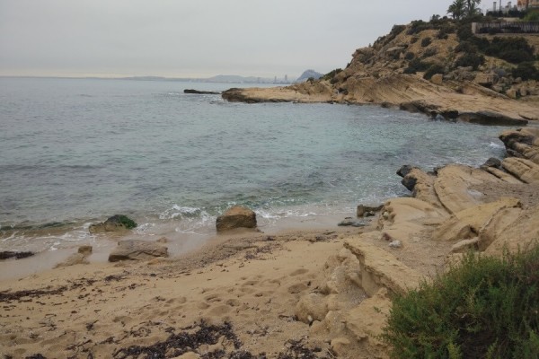 Un bañista encuentra el cadáver de un hombre en la cala de La Palmera de Alicante