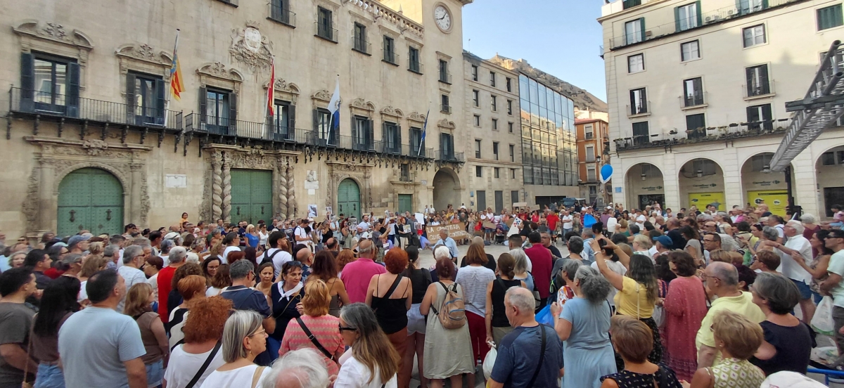 Las quejas por la limpieza de Alicante llegan a las puertas del Ayuntamiento