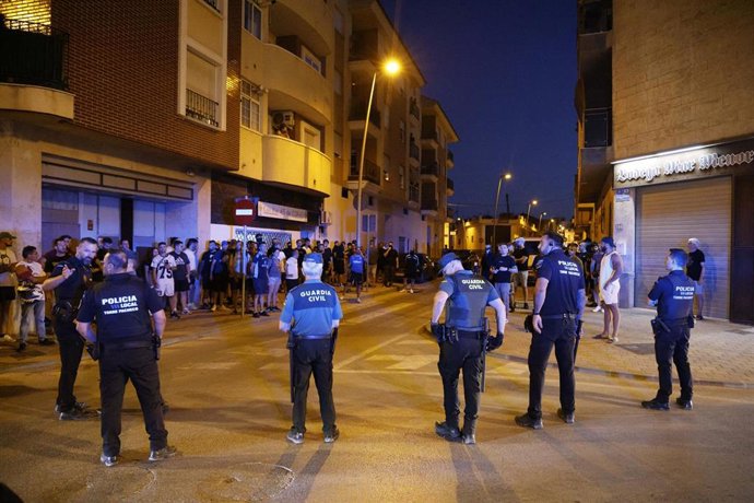 Agentes de Policía Local y Guardia Civil durante los altercados en Torre Pacheco, a 12 de julio de 2025, en Torre Pacheco, Murcia (España). Tras una noche de altercados, la Guardia Civil ha arrestado a una persona y cinco han resultado heridas leves. Los