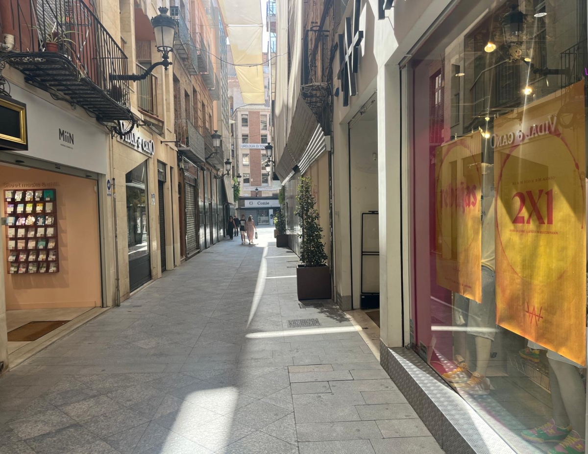 El pequeño comercio desafía el calor en Murcia y recupera el pulso en pleno julio