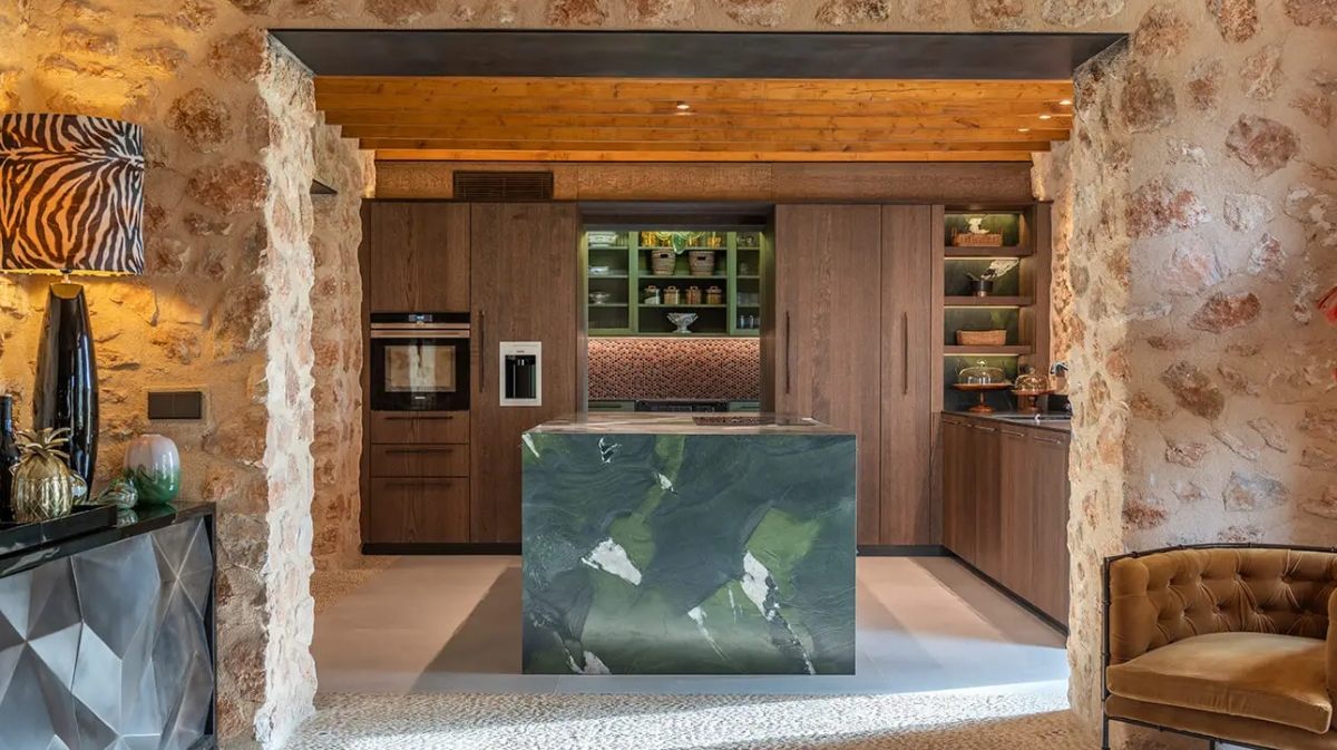 Porcelanosa transforma la arquitectura tradicional de Can Teños en un sofisticado refugio