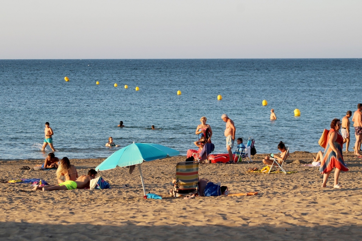 Dénia cierra las playas de Punta del Raset, Marines y Molins por posible contaminación residual