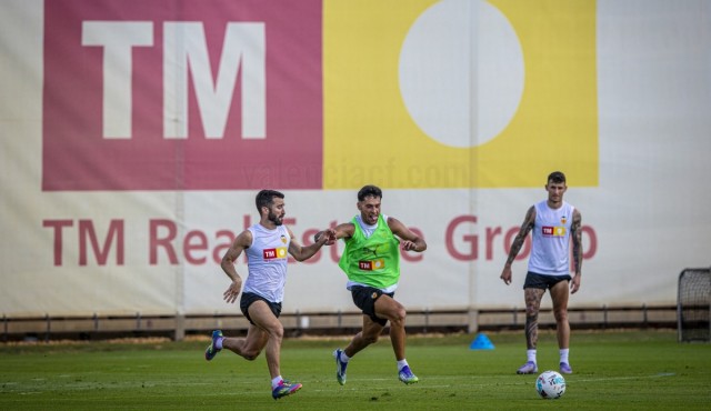 El Valencia se entrena con Mosquera ya en Londres