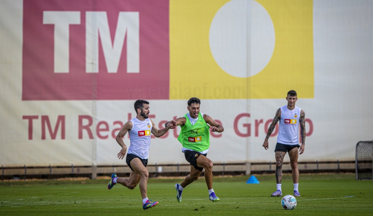 El Valencia se entrena con Mosquera ya en Londres