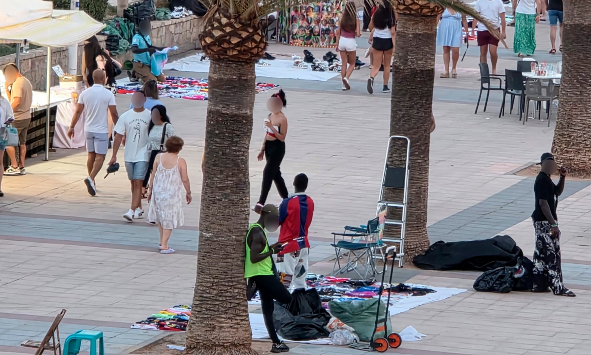 La Policía Local de Sagunto continúa trabajando para evitar la venta ambulante en el paseo marítimo