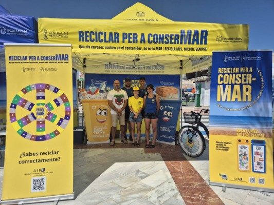La campaña ‘Reciclar para ConserMar’ busca la complicidad del bañista en la playa de l’Albir