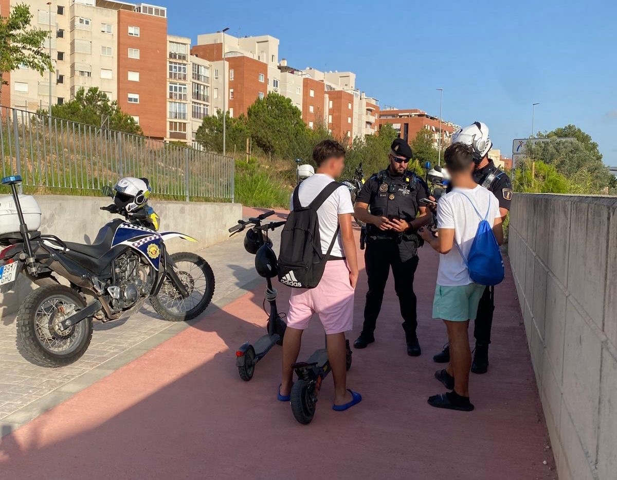 La Policía Local de Paterna intensifica los controles del uso de patinetes eléctricos en calles y parques de la ciudad