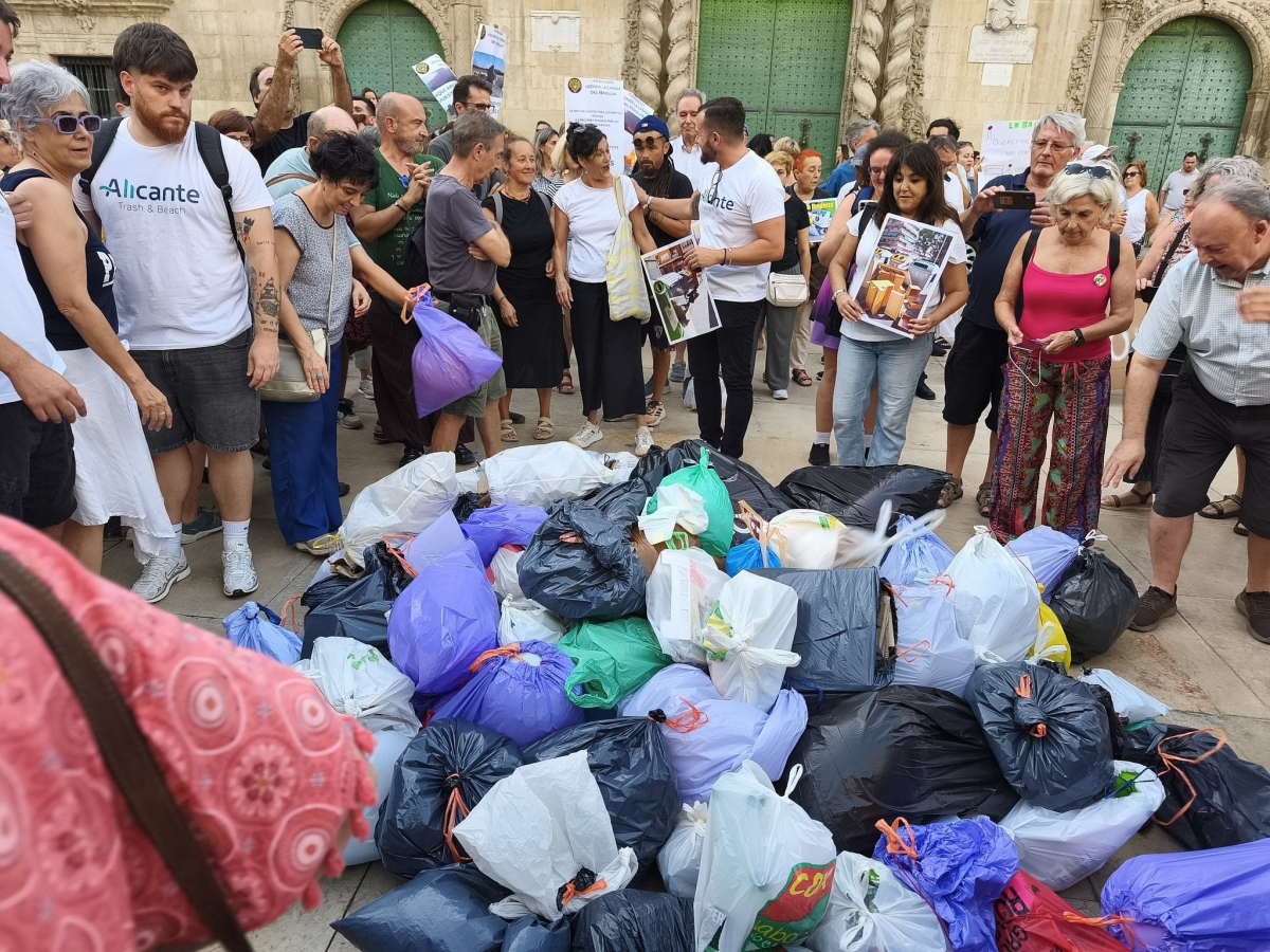 El PP de Alicante sopesa ajustes en la contrata de la limpieza pese a defender su prestación