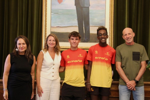 Castelló homenajea a Manu Prada, doble campeón del mundo junior de Duatlón Cross y de relevos mixtos