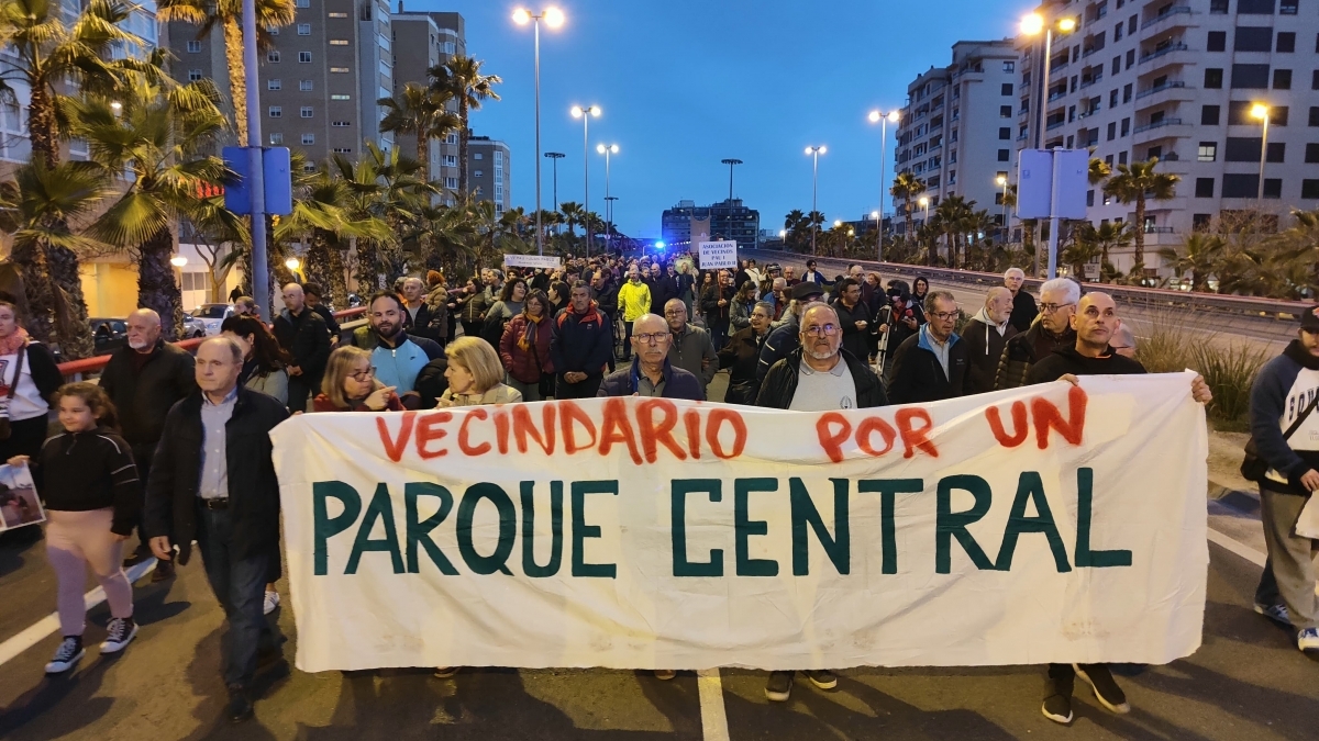 Una de las protestas vecinales organizadas para reivindicar el Parque Central de Alicante. - Una de las protestas vecinales organizadas para reivindicar el Parque Central de Alicante.