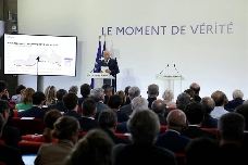 Así recorta sus barbas la vecina Francia: plan de ajuste de 44.000 millones con pensiones congeladas y eliminación de dos festivos