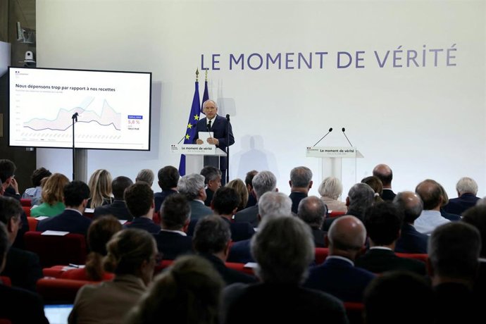 Así recorta sus barbas la vecina Francia: plan de ajuste de 44.000 millones con pensiones congeladas y eliminación de dos festivos