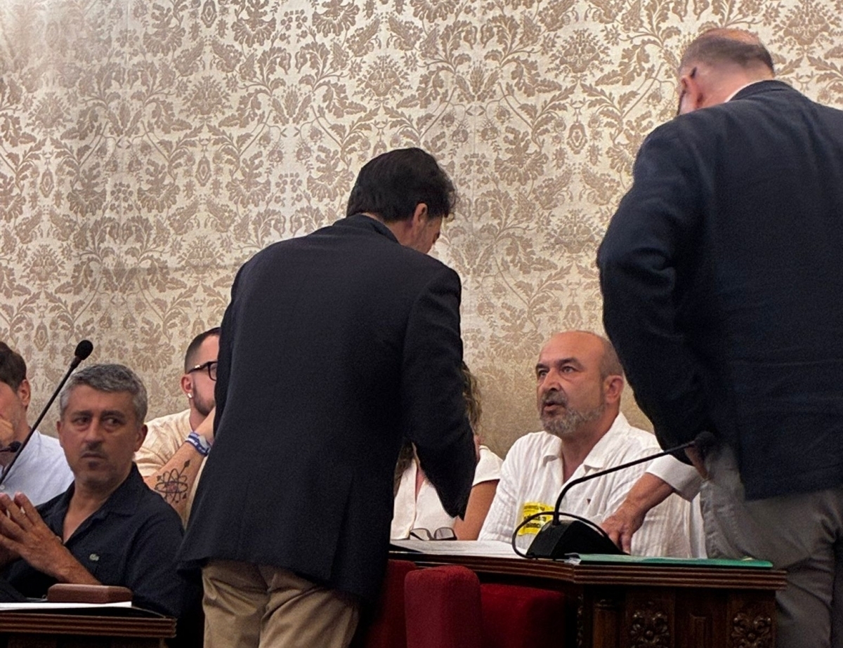 L'alcalde d'Alacant, Luis Barcala, parla amb el regidor d'EU Podem, Manolo Copé. - 