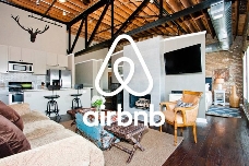 Vivienda acuerda con Airbnb la retirada de anuncios sin código y el envío mensual de datos desde agosto