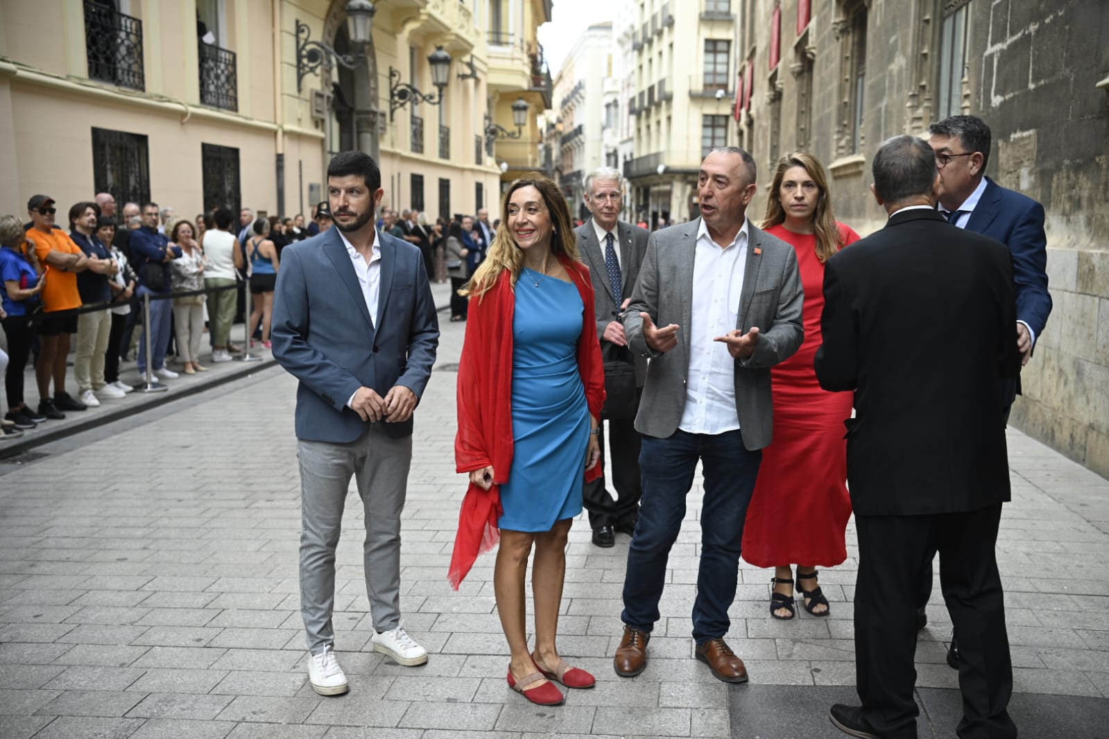 Joan Baldoví junto a otros diputados de Compromís a su llegada al Palau. Foto: KIKE TABERNER - 