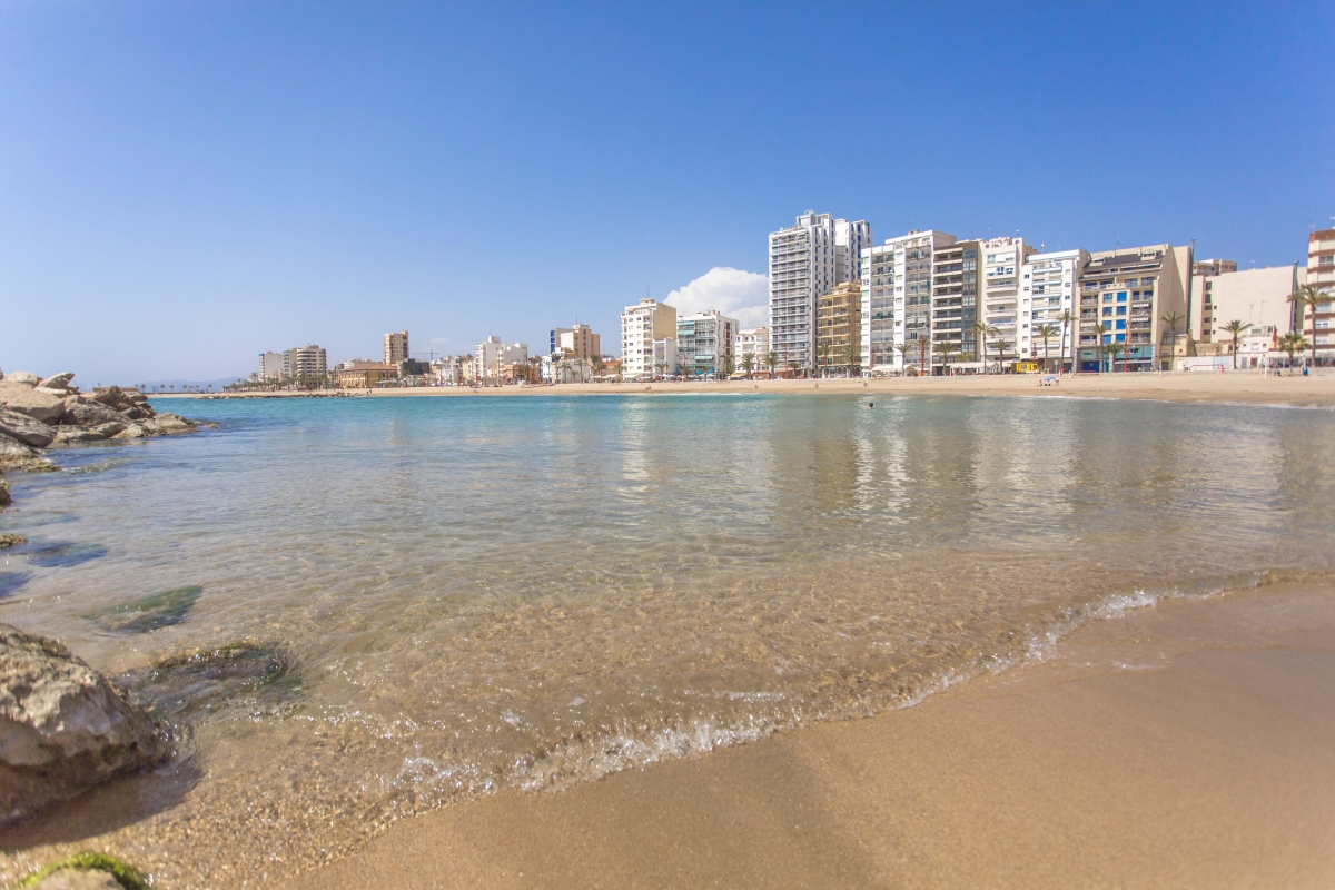 La playa del Fortí en Vinaròs sigue cerrada hasta conocer el resultado de los nuevos análisis
