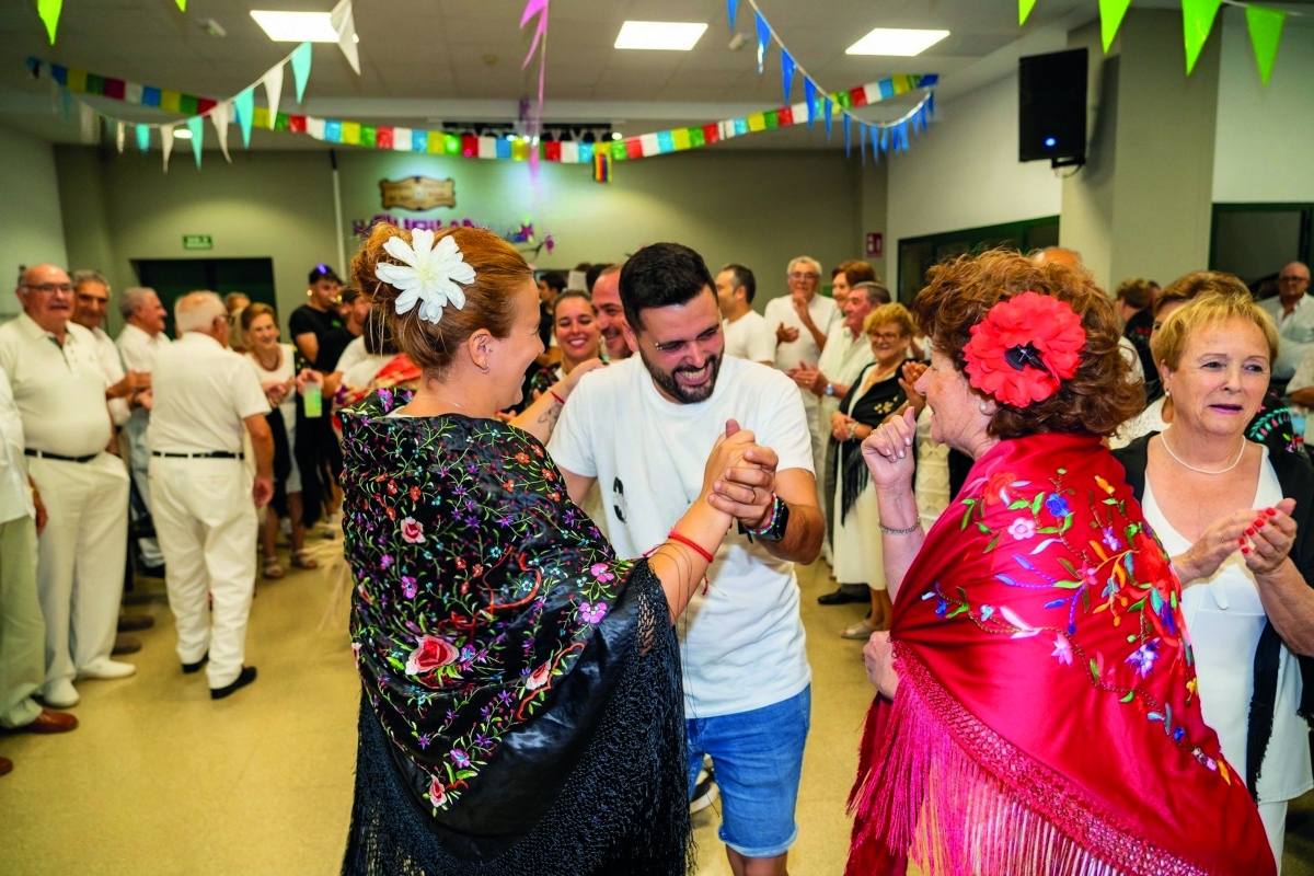 El Mantón de Manila es protagonista en las fiestas de Carlet, que arrancan al ritmo de Amparito Roca. - Ajuntament de Carlet / David ZPRO El Mantón de Manila es protagonista en las fiestas de Carlet, que arrancan al ritmo de Amparito Roca.