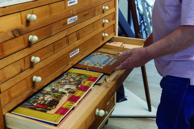 La Generalitat adquiere 5.800 obras sobre historia valenciana de la colección de Rafael Solaz