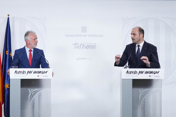 El ministro de Política Territorial, Ángel Víctor Torres y el Consejero de la Presidencia,  Albert Dalmau, durante la presentación del acuerdo de financiación singular.
