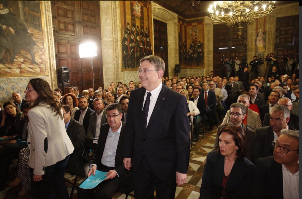 Ximo Puig durante el acto en el Palau de La Generalitat, junto a otros altos cargos - 