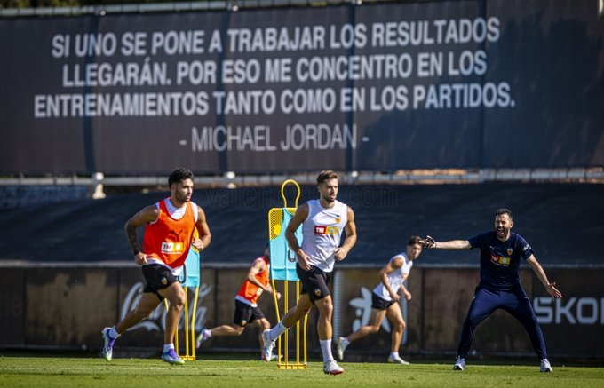 El Valencia combina césped y gimnasio en una sesión marcada por el calor