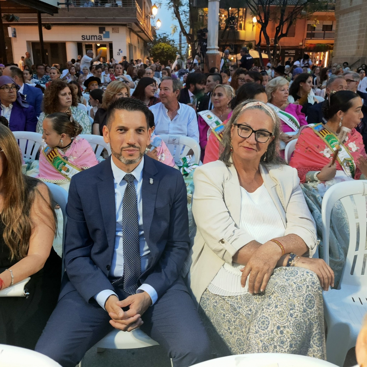 Yolanda Iborra, a la derecha del portavoz de Vox San Vicente, Adrián García - 