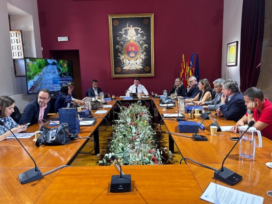 Aigües d’Elx culminará el nuevo alcantarillado en Antonio Machado y aprueba nuevas fuentes refrigeradas