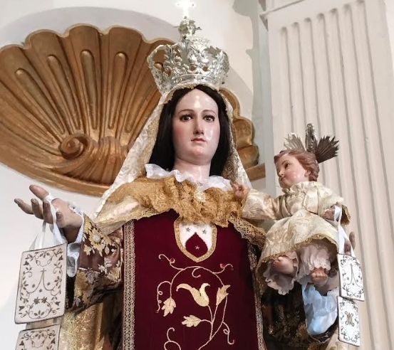  La Virgen del Carmen de Cartagena luce un nuevo escapulario bordado en oro en la procesión marítima, donado por un vecino anónimo