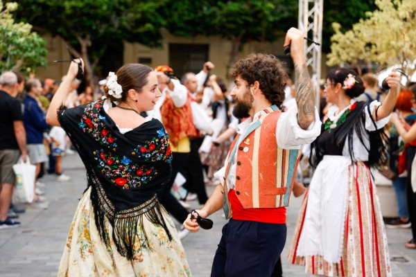 Músicos y bailarines de varias comarcas recorren el centro de València por el 9 d'Octubre