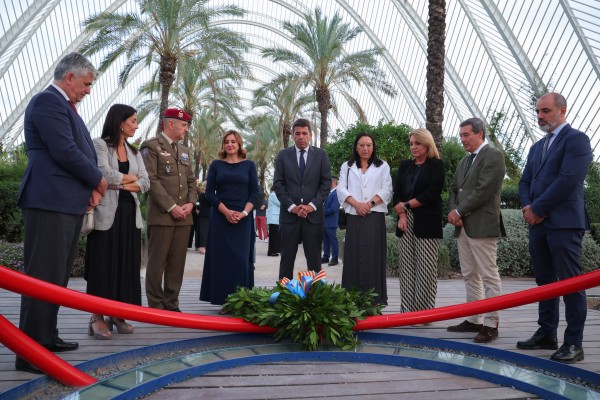 La Generalitat recuerda a las víctimas de la pandemia con una corona de flores