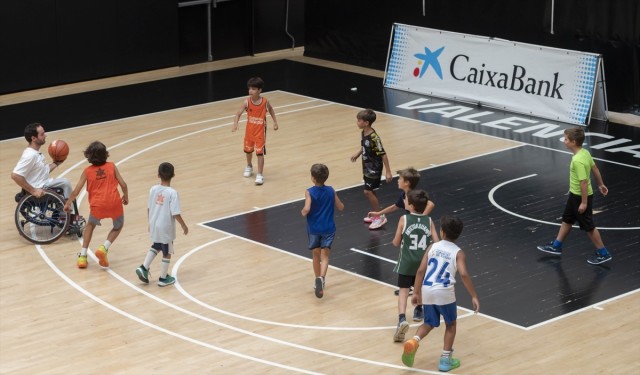 Caixabank y el Valencia Basket acercan el deporte paralímpico a los jóvenes con el programa 'Empower Kids'