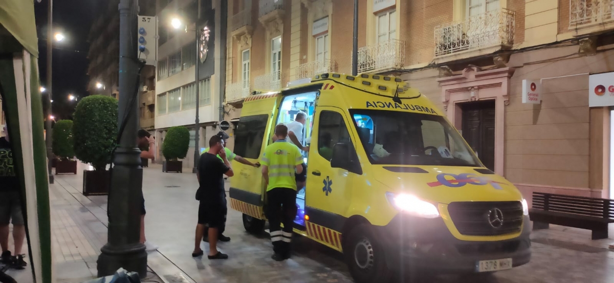 Los sanitarios atienden a cuatro trabajadores del sector del metal en huelga de hambre en Cartagena