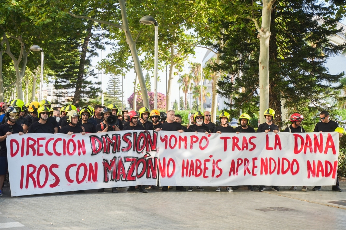 Protesta de lo bomberos a las puertas de la Ciudad de la Justicia de Valencia. - Foto: JORGE GIL/EP
