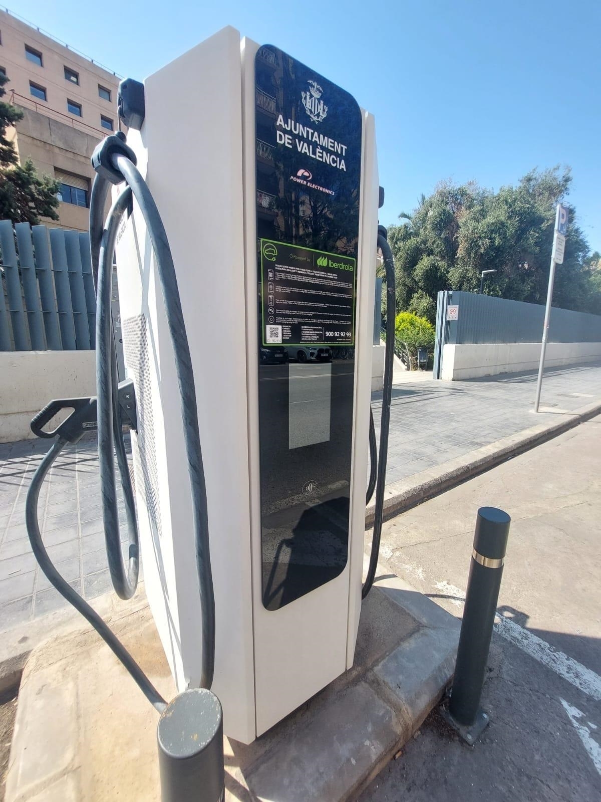 Imagen de un cargador para vehículos eléctricos instalado en la ciudad de València. - Foto: COMPROMÍS