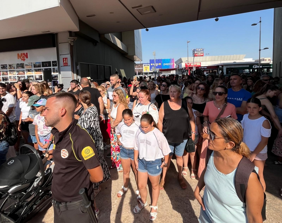 Personas esperando a la apertura de MN4