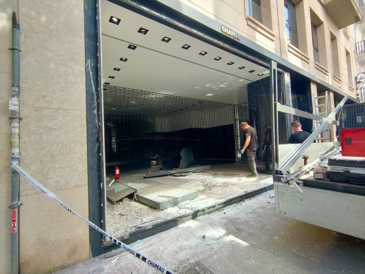 Roban con el método del alunizaje bolsos y zapatos de lujo de una tienda en el centro de València