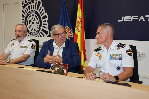 La Cofradía del Cristo de Los Mineros de La Unión firma el hermanamiento con la Policía Nacional