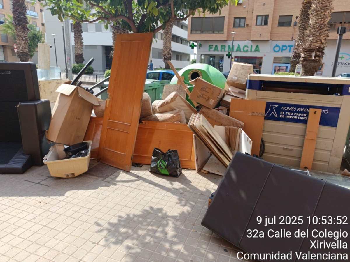 Xirivella denuncia el incivismo y la acumulación descontrolada de enseres en la vía pública