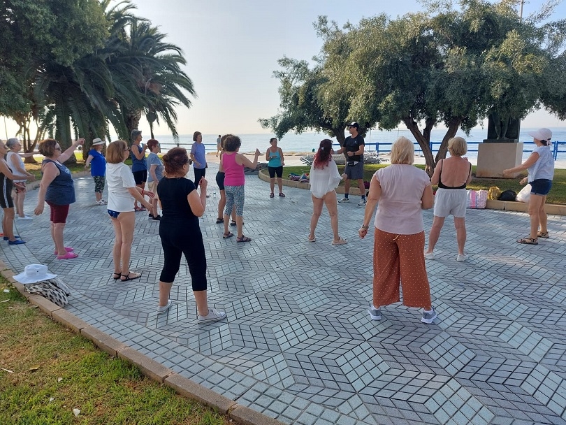 Alicante promueve el acompañamiento de los mayores en verano