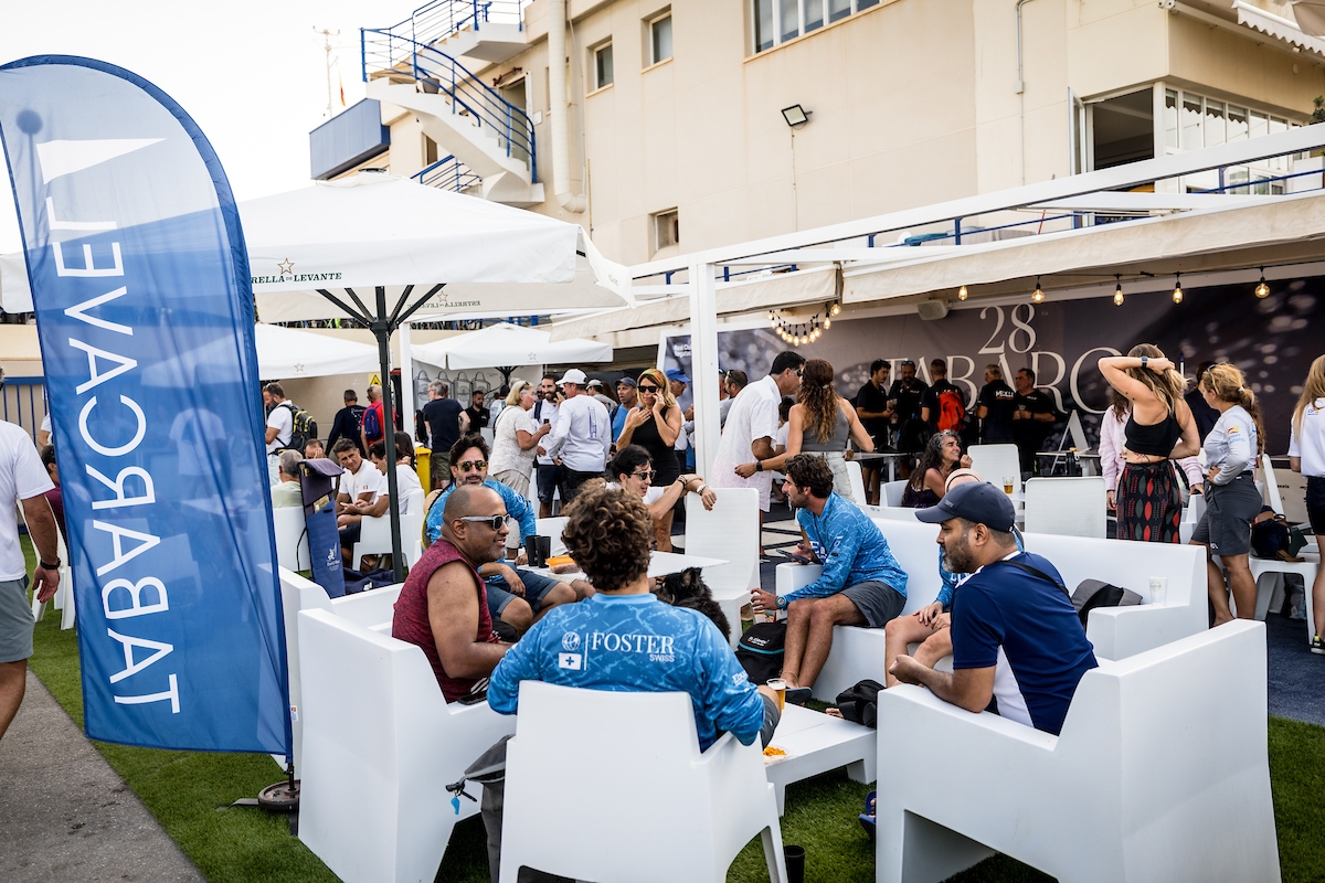 Mucho ambiente en el Village del TabarcaVela en el Real Club de Regatas