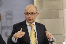 El PP anuncia que el exministro Montoro deja el partido tras su imputación