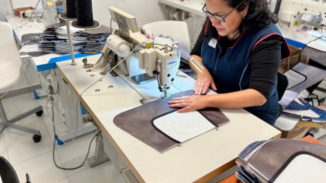Proyectos Extraordinarios convierte 200.000 m² de lona publicitaria en 100.000 complementos de moda
