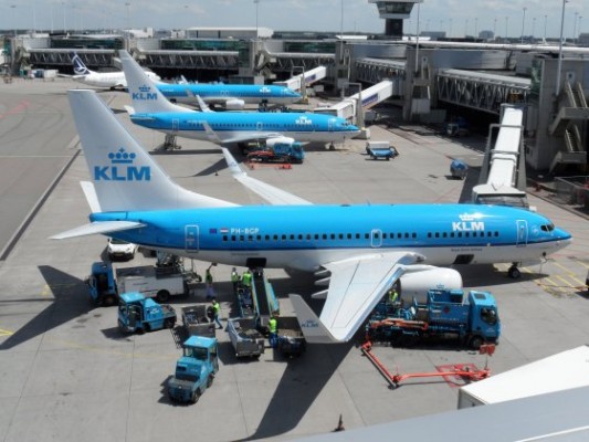 El primer vuelo de KLM a Valencia desde Amsterdam llega con 129 pasajeros