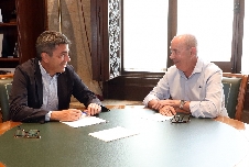 Mazón se reúne con el alcalde de Massanassa, pero el Ayuntamiento esquiva difundir la imagen del encuentro