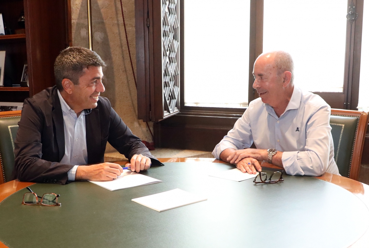 Mazón se reúne con el alcalde de Massanassa, pero el Ayuntamiento evita difundir la imagen del encuentro