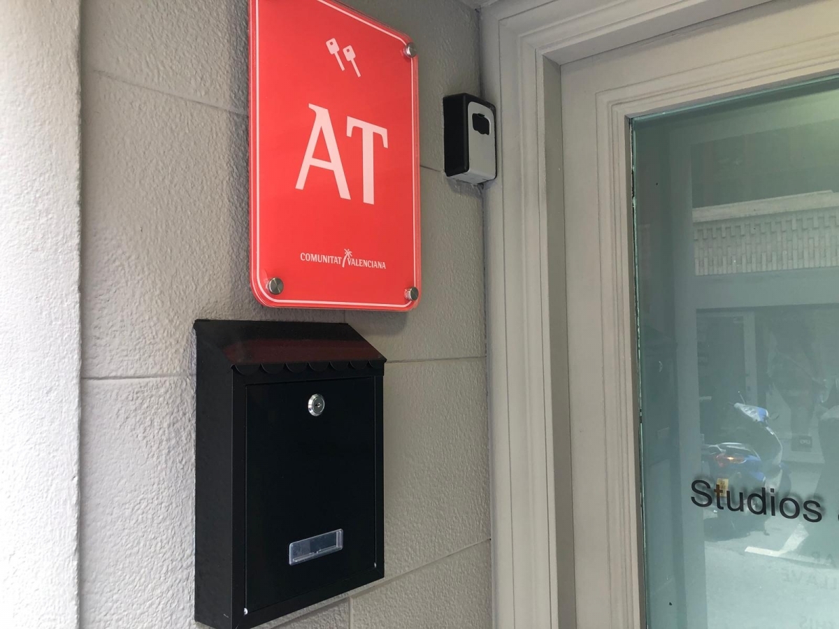 El acceso a un bloque turístico de Alicante.