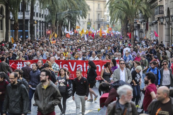 Miles de manifestantes piden en Valencia una 