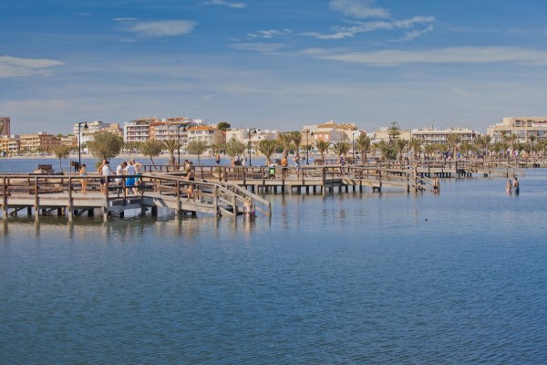 Los hoteles de la Costa Cálida elevan la afluencia de clientes hasta niveles de agosto con La Manga en cabeza